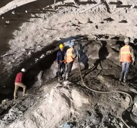 六盘水拱顶带模注浆料的施工流程及注意事项